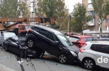 В Киеве произошло масштабное ДТП — подъемный кран смял 18 автомобилей (обновлено)