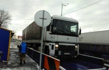 На въезде в Киев начали взвешивать грузовики (видео)