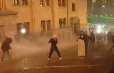В Грузии с водометами оттеснили протестующих от парламента (ФОТО, ВИДЕО)