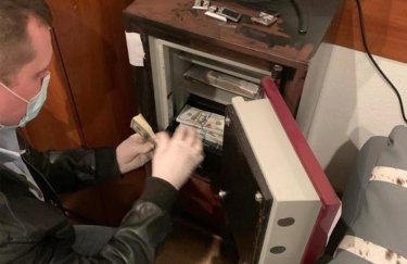 Сейф с деньгами, найденный при обыске у фигурантов дела. Фото: НАБУ