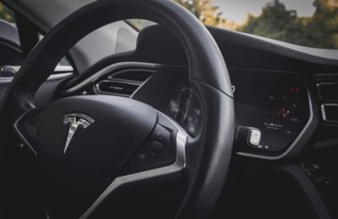 Tesla отзывает более 1,1 млн автомобилей: что произошло