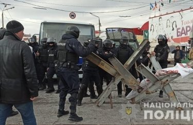 Столкновения на рынке "Барабашово". Фото: Нацполиция
