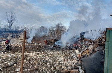 У Києві уламки ракет пошкодили приватні будинки та підприємство, є постраждалі (ФОТО)