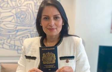 Притти Патель с образцом нового британского паспорта. Фото: Sky News