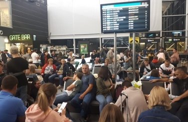 В Польше высадили пассажиров авиарейса на Киев для перенаправления самолета в Париж (ФОТО)