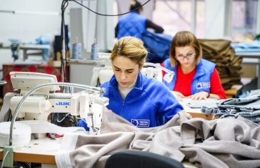 Фото: "Текстиль-Контакт" / Facebook "Текстиль-Контакт" приобрел фабрику в Чигирине и начал производить обувь
