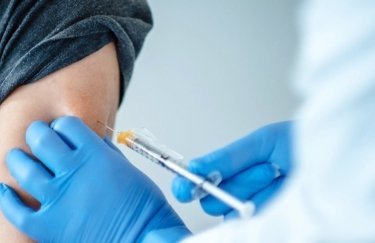 Украинцев будут прививать третьей дозой вакцины от коронавируса