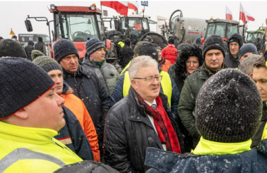 Польский министр извинился за высыпанное украинское зерно на границе: попросил отнестись с пониманием