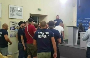 Активисты избили сотрудников "Укринформа" (ФОТО)