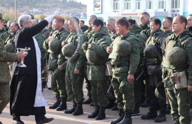 Священник РПЦ благословляет оккупантов на убийство. Фото: рос СМИ