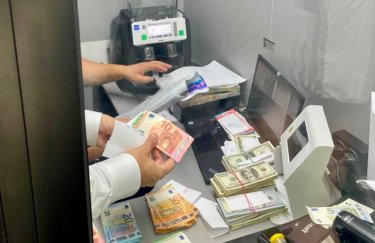 Мільйони готівкою та фальшиві чеки: у Києві викрили мережу підпільних обмінників