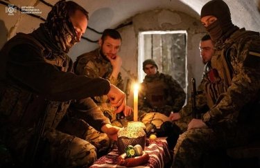 Українські військові. Фото: ДПСУ "Недолугі дії Мінекономіки заважають нормальній системі закупівель харчування для армії", - політолог