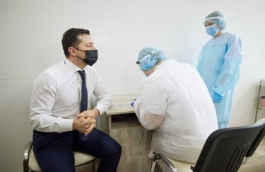Владимир Зеленский при вакцинации. Фото: пресс-служба президента
