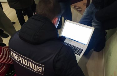 Через банковские терминалы злоумышленники украли миллион гривен с карт украинцев