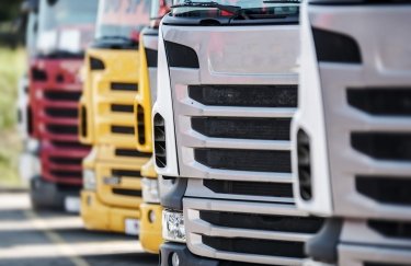 Продажи грузовых тягачей в Украине обрушились / Freepik грузовики