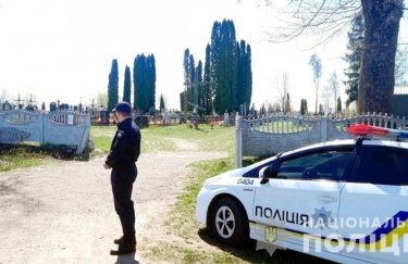 Полиция у входа на кладбище. Фото: Нацполиция