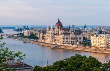 Соединенные Штаты Америки расширили санкции против страны-агрессора России. Под американские ограничения попал связанный с Россией банк в Венгрии - "Международный инвестиционный банк" ("МИБ"). Фото: Ervin Lukacs / Unsplash сша сагкции венгрия