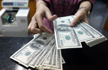 НБУ ставит рекорды по продаже валюты: как поведет себя курс доллара в последнюю неделю апреля