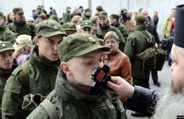 С 2014 года РФ "призвала" в свою армию около 19 тысяч жителей Крыма