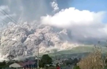 Извержение "вулкана Судного дня", извержение вулкана в Индонезии