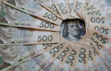 Доллар дешевеет: почему украинцам стоит ожидать девальвации гривни осенью