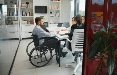 Роботодавці, які обладнали робочі місця для працівників з інвалідністю зможуть  отримати компенсацію через "Дію"
