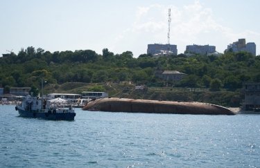 Танкер Delfi у пляжа Одессы. Фото: Офис президента