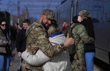 Збільшення числа поїздів та горизонту бронювання: "Укрзалізниця" розширює можливості для військових