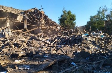 6 человек погибли при обстреле Торецка: здание разрушено до основания (ФОТО)