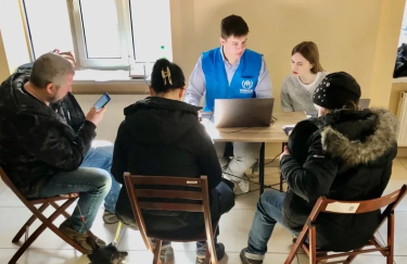 На виплати можуть претендувати громадяни України найбільш вразливих категорій. Фото: УВКБ ООН виплати від УВКБ ООН