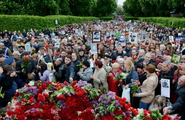 День Победы 9 мая называет пережитком прошлого уже относительное большинство украинцев — опрос