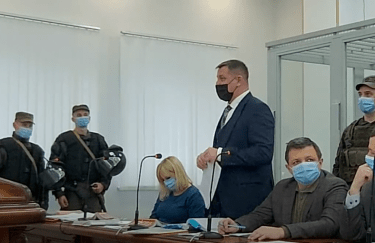 Семенченко разрешили сидеть за столом вместо "клетки". Фото: скриншот видео