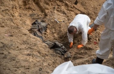 В массовом захоронении в Изюме обнаружили 450 замученных тел, Зеленский анонсировал "страшное возмездие" (ФОТО)
