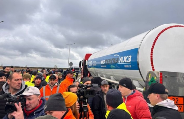 Польские пограничники задерживают грузовики с гуманитарной помощью и горючим для Украины