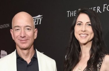 В США суд официально развел Безоса с женой: Маккензи получила акции Amazon на $38 млрд