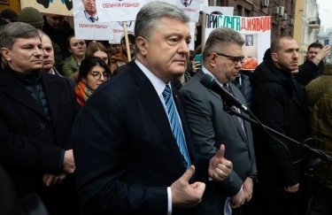 Петр Порошенко у здания ГБР. Фото: kp.ua