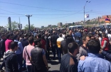 Демонстранты в Армении блокируют правительство
