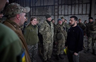 Зеленський відвідав позиції українських військових на Бахмутському напрямку (ФОТО, ВІДЕО)
