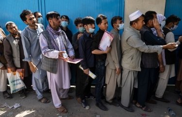 Афганцы в очереди за документами для выезда, Кабул, 14 августа. Фото: GettyImages