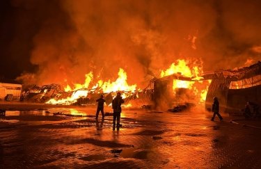 В Виннице произошел масштабный пожар на складах с ламинатом (ФОТО)