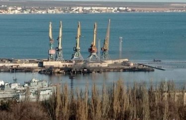 Причал у порту Феодосії, біля якого видніються останки корабля "Новочеркаськ". Фото: соціальні мережі