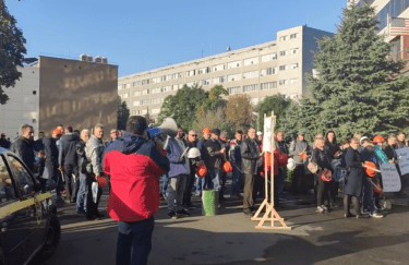 ПриватБанк заявил о попытках давления из-за пикета рабочих завода Коломойского под офисом