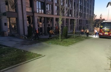 Коммунальщики работают на месте удара по многоэтажке в Днепре. Фото: Сергей Лысак/Telegram днепр, обстрел, война с рф