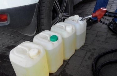 В Україні можна буде зберігати без ліцензій до 2 тисяч літрів пального: Зеленський підписав закон