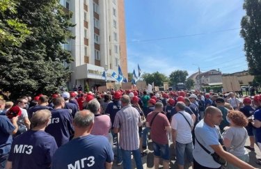 Тысяча рабочих протестует под судом против остановки Николаевского глинозёмного завода