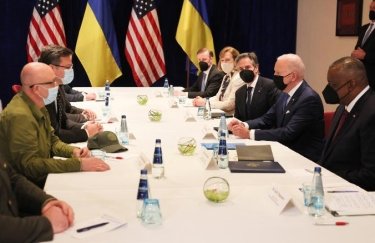 Байден встретился с Кулебой и Резниковым в Варшаве: США будут поддерживать Украину до ее победы