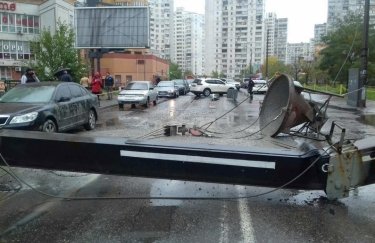 На месте падения строительного крана в Киеве. Фото: КГГА