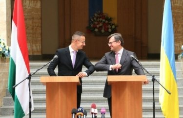 Глава МИД Венгрии Петер Сийярто и глава МИД Украины Дмитрий Кулеба. Фото: пресс-служба МИД