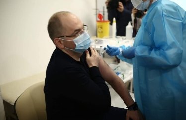 Максим Степанов вакцинируется от коронавирса. Фото: Минздрав