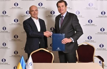 Перший віце-президент ЄБРР Юрген Рігтерінк та голова правління ПриватБанку Герхард Бьош на підписанні угоди у Києві